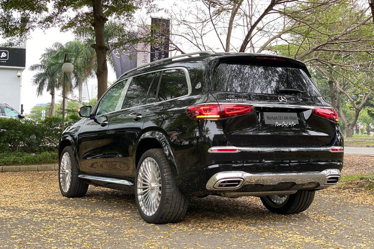 So với Mercedes-Benz GLS tiêu chuẩn, dễ dàng nhận thấy rằng Mercedes-Maybach GLS có nhiều thay đổi ở kích thước cũng như thiết kế bao gồm được trang bị lưới tản nhiệt đặc trưng với các nan nằm dọc, viền hốc gió, tấm ốp bảo vệ gầm dưới cản trước/sau và cột B mạ crôm sáng bóng, cột D có logo Maybach huyền thoại dòng xe siêu sang đó.