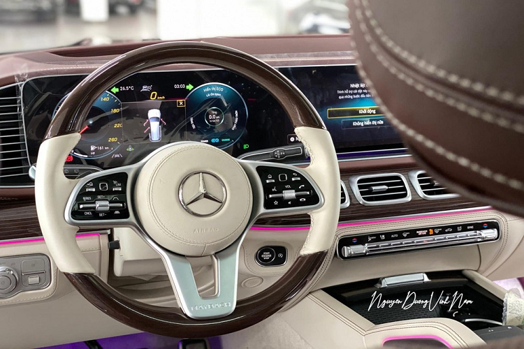 Những chiếc SUV siêu sang Mercedes-Maybach GLS 600 chính hãng dạng tiêu chuẩn sẽ có các màu sơn như đen, trắng, xanh đen, xám cùng với đó là 2 màu nội thất đen và nâu. Nếu như có khách hàng nào chọn bộ áo 2 tông màu, chi phí bỏ ra thêm sẽ là 840 triệu đồng.