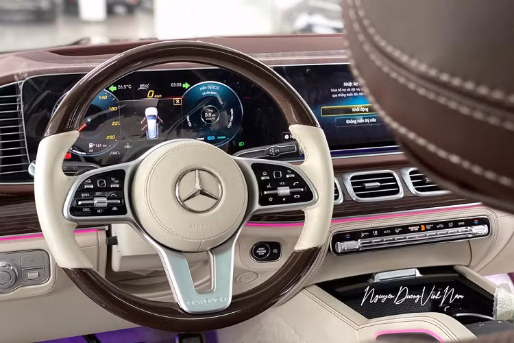 Những chiếc SUV siêu sang Mercedes-Maybach GLS 600 chính hãng dạng tiêu chuẩn sẽ có các màu sơn như đen, trắng, xanh đen, xám cùng với đó là 2 màu nội thất đen và nâu. Nếu như có khách hàng nào chọn bộ áo 2 tông màu, chi phí bỏ ra thêm sẽ là 840 triệu đồng.