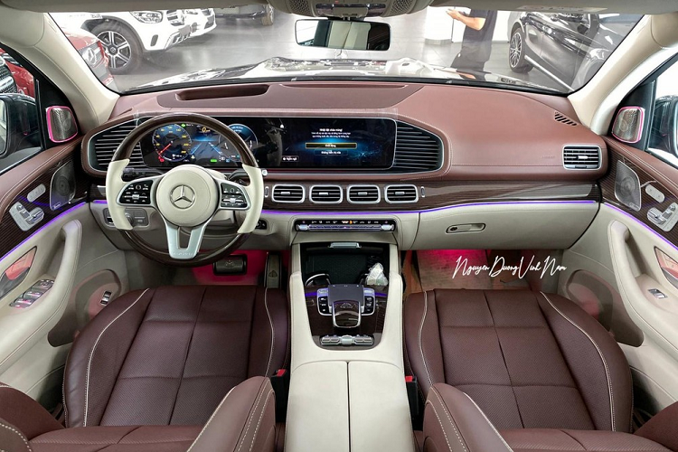 Dù nhập môn chậm hơn so với các công ty nhập khẩu tư nhân nhưng lợi thế của những chiếc SUV siêu sang Mercedes-Maybach GLS 600 chính hãng mang đến cho khách là thời gian bảo hành dài và quan trọng nhất vẫn là mức giá siêu tốt chỉ từ 11,5 tỷ đồng. Thông tin chúng tôi có được, các đại lý đã sẵn sàng bàn giao cũng như mang về nước các xe Mercedes-Maybach GLS 600 để phục vụ thượng đế.
