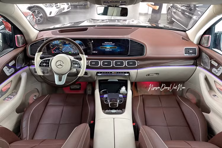 Dù nhập môn chậm hơn so với các công ty nhập khẩu tư nhân nhưng lợi thế của những chiếc SUV siêu sang Mercedes-Maybach GLS 600 chính hãng mang đến cho khách là thời gian bảo hành dài và quan trọng nhất vẫn là mức giá siêu tốt chỉ từ 11,5 tỷ đồng. Thông tin chúng tôi có được, các đại lý đã sẵn sàng bàn giao cũng như mang về nước các xe Mercedes-Maybach GLS 600 để phục vụ thượng đế.