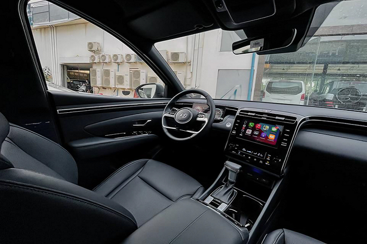 Hyundai Tucson 2022 tại Campuchia được trang bị khá nhiều “đồ chơi” như đồng hồ hỗ trợ lái sử dụng màn hình kỹ thuật số 10,25 inch, có thể tùy chỉnh hiển thị theo các chế độ lái khác nhau như Eco, Comfort, Smart, Sport. Hệ thống giải trí sử dụng màn hình cảm ứng 10,25 inch (màn hình lớn nhất trên Tucson 2022), có hỗ trợ kết nối Apple CarPlay và Android Auto. Các nút bấm vật lý sử dụng cho hệ thống điều hòa đã được thay bằng dạng cảm ứng trên Tucson mới.