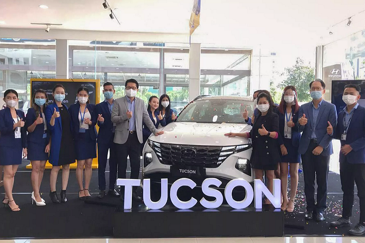 Động cơ của Tucson 2022 tại thị trường Campuchia khác biệt với các động cơ Tucson 2022 mà hãng xe Hàn cung cấp cho nhiều thị trường khác như châu Âu hay Bắc Mỹ gồm: xăng 4cyl 2.5L công suất 190 mã lực và mô-men xoắn cực đại 260Nm. Đi kèm hộp số tự động 8 cấp. Bên cạnh bản máy xăng 4cyl 1.6L tăng áp sử dụng kết hợp với hệ truyền động hybrid cho công suất 230 mã lực và mô-men xoắn cực đại 350 Nm.