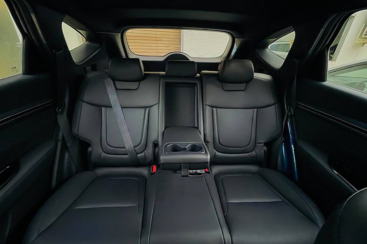 Bên cạnh đó, xe còn có nhiều trang bị như sạc điện thoại không dây, hệ thống đèn nội thất lựa chọn 64 màu, cửa sổ trời toàn cảnh. Ghế bọc da, ghế lái chỉnh điện, cốp đóng mở điện thông minh. Để tăng dung tích chở hành lý, hàng ghế sau có thể gập phẳng giúp tăng dung tích khoang hành lý thêm 1.095L.