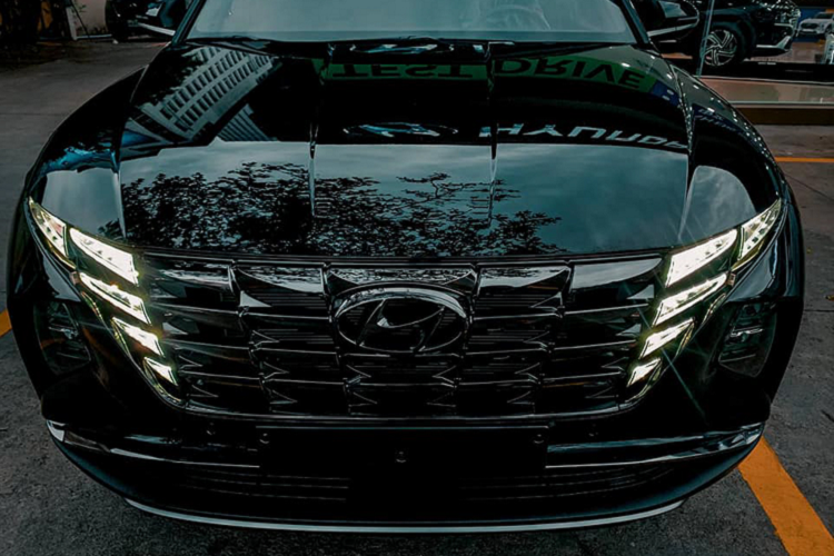 Ngoại thất Hyundai Tucson 2022 tại Campuchia trang bị tương đồng với xe bán ra ở các thị trường khác. Phần đầu xe sở hữu cụm lưới tản nhiệt cỡ lớn là điểm nhấn, đèn pha LED đặt thấp đưa xuống dưới hai bên như dòng Santa Fe và Kona. Các cua hốc bánh thiết kế góc cạnh, khoẻ khoắn. Phần đuôi mới mẻ với đèn hậu Full-LED trải dài bắt mắt. Tổng thể Tucson 2022 đẹp mắt hơn với “dàn chân” lắp bộ mâm 18 inch đa chấu, sơn hai tông màu.