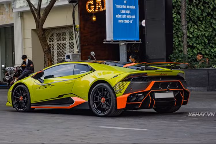Chưa dừng lại ở đó, nắp ca-pô của siêu xe Ý cũng được thay thế bằng nắp ca-pô sợi carbon phong cách "hiếu chiến" như Huracan bản STO, đây là sản phẩm của "lò độ" 1016 Industries. Trong khi đó,cặp vỏ gương sợi carbon, nắp động cơ sợi carbon, cánh gió sợi carbon phía sau đều đến từ thương hiệu Novitec.