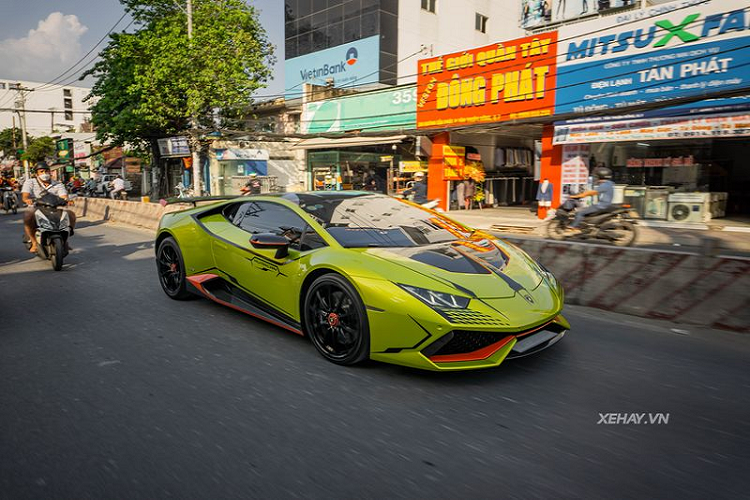 Tại thời điểm về nước, chiếc Lamborghini Huracan LP 610-4 chính hãng này có ngoại thất màu đỏ và bộ mâm 5 chấu Giano, tuy nhiên, chỉ sau đó ít lâu, siêu xe Ý đã được "lên đời" mâm center lock 10 chấu được làm từ hợp kim nhôm, màu đen bóng đi kèm khóa tâm màu đỏ nổi bật, cùm phanh sơn đen và đĩa phanh carbon ceramic.