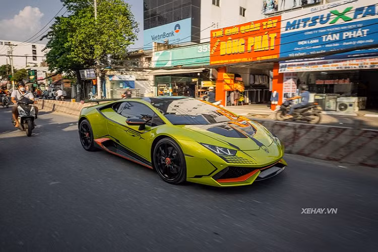 Tại thời điểm về nước, chiếc Lamborghini Huracan LP 610-4 chính hãng này có ngoại thất màu đỏ và bộ mâm 5 chấu Giano, tuy nhiên, chỉ sau đó ít lâu, siêu xe Ý đã được "lên đời" mâm center lock 10 chấu được làm từ hợp kim nhôm, màu đen bóng đi kèm khóa tâm màu đỏ nổi bật, cùm phanh sơn đen và đĩa phanh carbon ceramic.