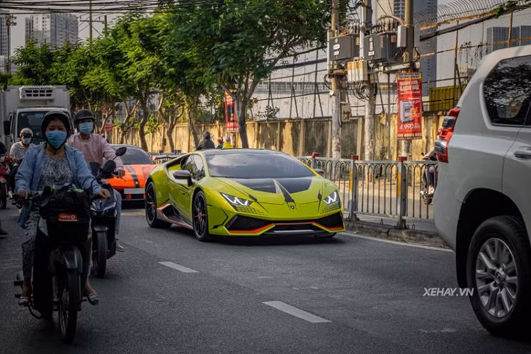 Về truyền động, không có thay đổi nào xảy ra ở động cơ, "trái tim" của siêu xe vẫn là cỗ máy V10 5.2L kết hợp hộp số ly hợp kép 7 cấp và hệ dẫn động 4 bánh toàn thời gian, cho tổng công suất 610 mã lực và mô-men xoắn cực đại 560 Nm ở nguyên bản.