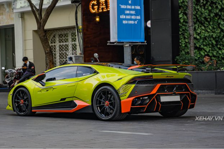 Tiếp theo, Lamborghini Huracan của Đoàn Di Băng được trang bị hệ thống ống xả mới của hãng Ryft, làm bằng chất liệu titanium, vừa giúp xe nhẹ hơn 15 kg lại vừa tăng thêm 17,1 mã lực và 15,5Nm mô-men xoắn cho xe.