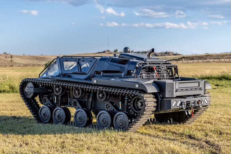 Thay vào đó, chiếc Ripsaw EV3-F4 hàng hiếm này có được những trang bị phục vụ cho việc đi offroad hạng nặng kết hợp khám phá, chẳng hạn vượt đầm lầy, đi đường tuyết, chinh phục sa mạc...