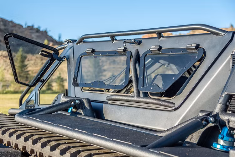 Phục vụ cho việc đi địa hình có hệ thống tời kéo bố trí phía và móc cứu hộ ở đầu xe. Đi cùng đó hàng loạt chi tiết đèn LED trợ sáng xung quanh xe để hỗ trợ khả năng quan sát vào ban đêm.