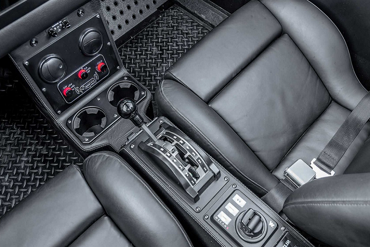 Chiếc Ripsaw EV4-F4 này còn được trang bị hệ thống camera hồng ngoại tầm nhiệt 360 độ, giúp người lái theo dõi được môi trường vào ban đêm thông qua màn hình trung tâm.