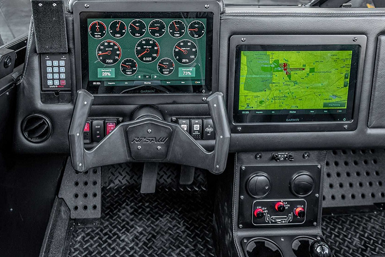 Bảng điều khiển của Ripsaw EV4-F4 đơn giản đúng phong cách xe quân sự với vô-lăng chữ U, nhiều nút bấm chức năng và 2 màn hình cảm ứng 12 inch đa chức năng của Garmin sản xuất.