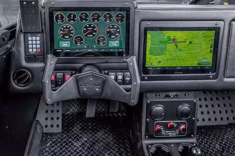 Bảng điều khiển của Ripsaw EV4-F4 đơn giản đúng phong cách xe quân sự với vô-lăng chữ U, nhiều nút bấm chức năng và 2 màn hình cảm ứng 12 inch đa chức năng của Garmin sản xuất.