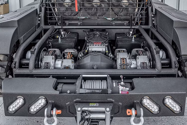 Cung cấp sức mạnh cho Ripsaw EV4-F4 là động cơ diesel Duramax V8 6.6L, cho công suất 800 mã lực và mô-men xoắn 2.033 Nm. Thông số này cho phép chiếc xe bánh xích đạt tốc độ tối đa gần 97 km/h (60 dặm/giờ).