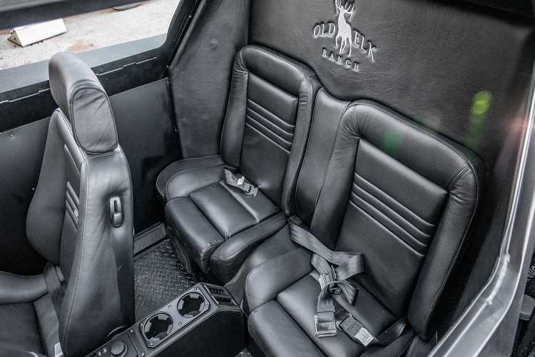 Bên trong, Ripsaw EV4-F4 có 4 chỗ ngồi với ghế ngồi bọc da màu đen, hàng ghế trước có thiết kế kiểu thể thao do Recaro thiết kế và được tích hợp thông gió, sưởi.