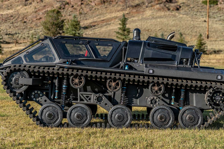 Mẫu Ripsaw EV3-F4 đang được rao bán có ngoại hình hầm hố với tông màu đen chủ đạo của lớp thân vỏ kim loại, hệ thống bánh xích...