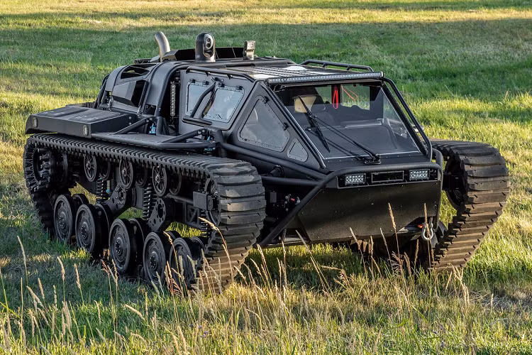 Một mẫu xe bọc thép Ripsaw EV3-F4 đời 2020 "chạy lướt" đang được bán đấu giá bởi Hemings Auction với số tiền khởi điểm 425.000 USD (khoảng hơn 967 triệu đồng). Đồng hồ odo chỉ gần 100 km và hiện trạng của mẫu xe này còn khá tốt, tên người bán không được tiết lộ.