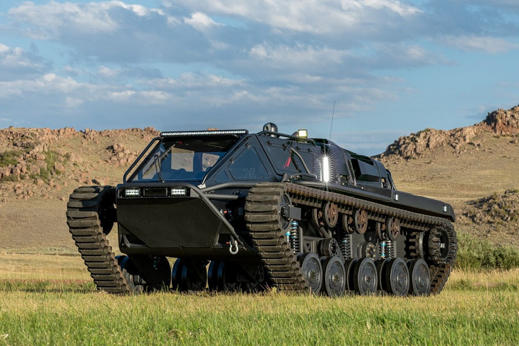 Được sản xuất bởi công ty Mỹ Howe &amp; Howe, giá xe Ripsaw EV3-F4 có mức khởi điểm 500.000 USD (hơn 1,1 tỷ đồng) và có thể được trang bị một số loại vũ khí chiến thuật. Tuy vậy, chiếc xe bọc thép này đang được rao bán không có hệ thống vũ trang.