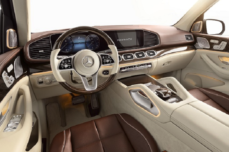 Ở hàng ghế trước, hệ thống thông tin giải trí được đảm nhiệm bởi một màn hình MBUX 12.3 inch. Trong khi hàng ghế thương gia phía sau được trang bị 2 màn hình giải trí độc lập, bàn làm việc có cơ cấu gập thông minh cùng tủ lạnh mini. Hệ thống âm thanh Burmester high-end 3D đảm bảo mang đến những trải nghiệm giải trí chân thực và đỉnh cao nhất.