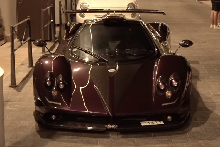 Ngoài Pagani Zonda 760 LH và Ferrari LaFerrari kể trên, Hamilton hiện còn sở hữu hàng loạt xe đắt tiền khác như McLaren P1, AC Cobra, Ford Mustang, Mercedes-Benz SL 65 Black Series hay Mercedes-Maybach S600...