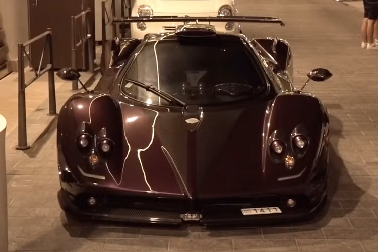 Ngoài Pagani Zonda 760 LH và Ferrari LaFerrari kể trên, Hamilton hiện còn sở hữu hàng loạt xe đắt tiền khác như McLaren P1, AC Cobra, Ford Mustang, Mercedes-Benz SL 65 Black Series hay Mercedes-Maybach S600...