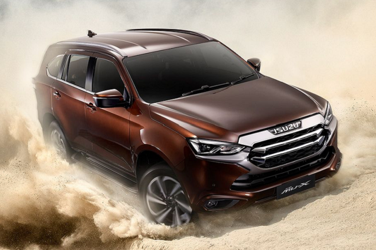 Vẫn chưa rõ khi về Việt Nam, Isuzu mu-X 2021 có bị cắt bỏ nhiều trang bị hay không nhưng nếu nhà sản xuất muốn mẫu xe này có sức hút mạnh như ở thị trường Thái Lan, dự kiến xe sẽ sở hữu tương đối đầy đủ tính năng dù điều này đồng nghĩa với giá bán của xe sẽ tăng mạnh. Hiện xe đang được phân phối tại Việt Nam với 4 phiên bản cùng giá khởi điểm từ 779 triệu và cao nhất lên tới 1,12 tỷ đồng. Giá xe Isuzu mu-X thực tế tại đại lý thường được giảm khá sâu nhưng luôn ế khách..
