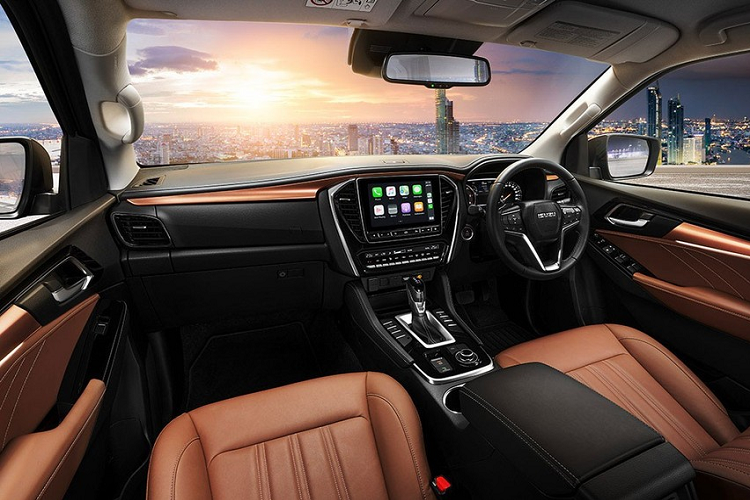 So với thế hệ cũ, Isuzu mu-X sở hữu ngoại hình lột xác hoàn toàn theo hướng hiện đại hơn cùng vóc dáng có phần bệ vệ hơn trước đây. Nguyên nhân là do mẫu SUV 7 chỗ cỡ trung này được trang bị hệ khung gầm mới dẫn đến kích thước thay đổi với chiều dài lớn hơn 25 mm, rộng hơn 10 mm, cao hơn 35 mm và chiều dài cơ sở tăng 10 mm so với thế hệ cũ.