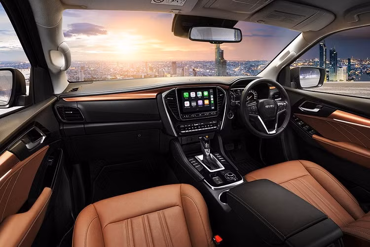 So với thế hệ cũ, Isuzu mu-X sở hữu ngoại hình lột xác hoàn toàn theo hướng hiện đại hơn cùng vóc dáng có phần bệ vệ hơn trước đây. Nguyên nhân là do mẫu SUV 7 chỗ cỡ trung này được trang bị hệ khung gầm mới dẫn đến kích thước thay đổi với chiều dài lớn hơn 25 mm, rộng hơn 10 mm, cao hơn 35 mm và chiều dài cơ sở tăng 10 mm so với thế hệ cũ.