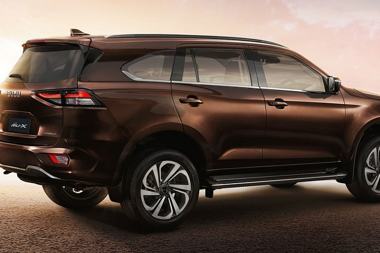 Ở phía ngang, thân xe cũng có nhiều đường gân hơn trước đây nhưng lại theo đuổi phong cách uốn lượn mềm mại, không làm mất đi tính khỏe khoắn của xe mà đem lại cảm giác có phần năng động hơn. Khu vực cửa kính có có sự thay đổi với chiều dài các cột trụ giữa không còn quá lớn. Tương tự với ngoại thất, nội thất của Isuzu mu-X 2021 cũng lột xác theo hướng hiện đại hơn với vô-lăng 3 chấu kiểu mới, bảng điều khiển trung tâm chuyển sang dạng phím bấm.