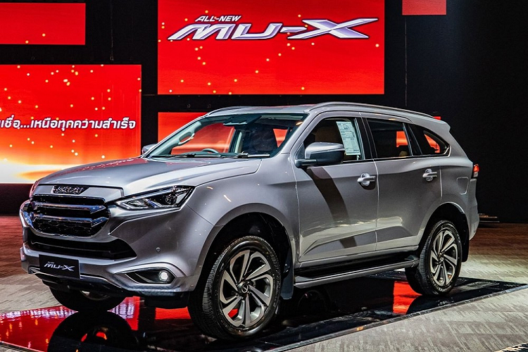 Tại thị trường Thái Lan, xe được trang bị màn hình cảm ứng kích cỡ 9 inch có hỗ trợ kết nối Apple CarPlay/Android Auto, phanh đỗ điện tử, điều hòa tự động 2 vùng, đèn viền nội thất, đề nổ nút bấm. Về khả năng vận hành, Isuzu mu-X 2021 tại Thái Lan vẫn là 2 tùy chọn động cơ diesel tăng áp quen thuộc. Loại thứ nhất là động cơ 4 xi-lanh, dung tích 1.9L cho công suất tối đa 150 mã lực và mô-men xoắn cực đại 350 Nm còn loại thứ 2 là động cơ 4 xi-lanh, dung tích 3.0L với các thông số tương ứng là 190 mã lực và 450 Nm. Tuy phiên bản, xe sẽ được trang bị hộp số sàn 6 cấp hoặc tự động 6 cấp, hệ dẫn động cũng chia làm loại 1 cầu hoặc 2 cầu.