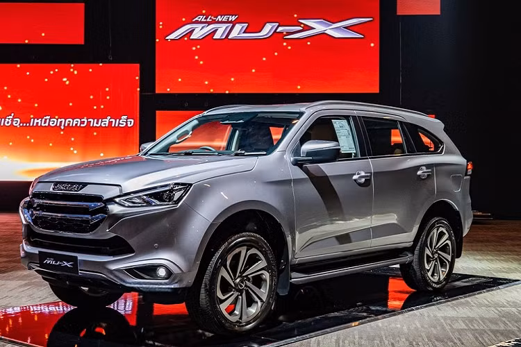 Tại thị trường Thái Lan, xe được trang bị màn hình cảm ứng kích cỡ 9 inch có hỗ trợ kết nối Apple CarPlay/Android Auto, phanh đỗ điện tử, điều hòa tự động 2 vùng, đèn viền nội thất, đề nổ nút bấm. Về khả năng vận hành, Isuzu mu-X 2021 tại Thái Lan vẫn là 2 tùy chọn động cơ diesel tăng áp quen thuộc. Loại thứ nhất là động cơ 4 xi-lanh, dung tích 1.9L cho công suất tối đa 150 mã lực và mô-men xoắn cực đại 350 Nm còn loại thứ 2 là động cơ 4 xi-lanh, dung tích 3.0L với các thông số tương ứng là 190 mã lực và 450 Nm. Tuy phiên bản, xe sẽ được trang bị hộp số sàn 6 cấp hoặc tự động 6 cấp, hệ dẫn động cũng chia làm loại 1 cầu hoặc 2 cầu.