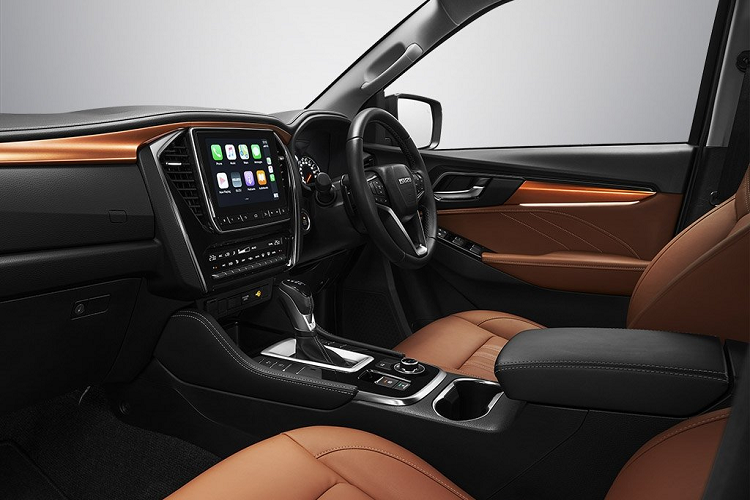 Ở thế hệ mới nhất, Isuzu mu-X 2021 sở hữu những tính năng an toàn hiện đại không kém các đối thủ cùng phân khúc. Cụ thể, xe được bổ sung trang bị hỗ trợ người lái như cảnh báo điểm mù, cảnh báo lệch làn đường, giới hạn tốc độ, phanh tự động sau va chạm và hệ thống ngăn đạp nhầm chân ga. Ngoài ra, những tính năng an toàn sẵn có bao gồm cân bằng điện tử, phanh chống bó cứng ABS, phân phối lực phanh điện tử EBD, hỗ trợ phanh khẩn cấp, hỗ trợ khởi hành ngang dốc, hỗ trợ đổ đèo, kiểm soát lực kéo và 6 túi khí.