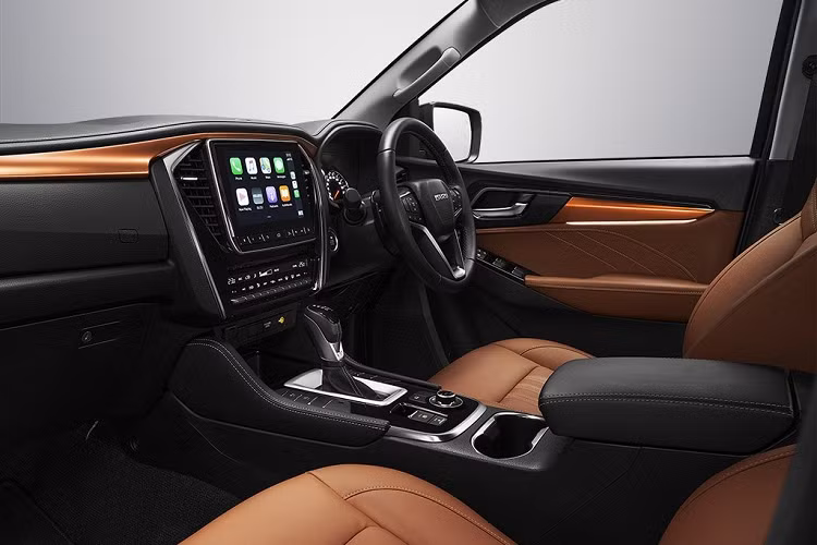 Ở thế hệ mới nhất, Isuzu mu-X 2021 sở hữu những tính năng an toàn hiện đại không kém các đối thủ cùng phân khúc. Cụ thể, xe được bổ sung trang bị hỗ trợ người lái như cảnh báo điểm mù, cảnh báo lệch làn đường, giới hạn tốc độ, phanh tự động sau va chạm và hệ thống ngăn đạp nhầm chân ga. Ngoài ra, những tính năng an toàn sẵn có bao gồm cân bằng điện tử, phanh chống bó cứng ABS, phân phối lực phanh điện tử EBD, hỗ trợ phanh khẩn cấp, hỗ trợ khởi hành ngang dốc, hỗ trợ đổ đèo, kiểm soát lực kéo và 6 túi khí.