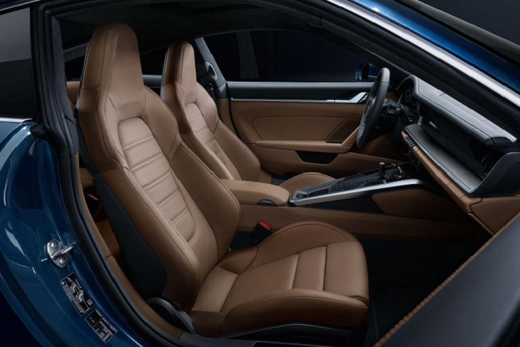 Đằng sau, Porsche 911 Turbo S 2021 có một số chi tiết giúp phân biệt với các phiên bản còn lại của dòng 911 như cản va hầm hố và cánh gió đuôi chỉnh điện, có thể nâng lên, hạ xuống. Bên cạnh đó là bộ mâm hoàn toàn mới của xe có thể giúp phân biệt giữa Porsche 911 Turbo S đời 992 và đời trước.