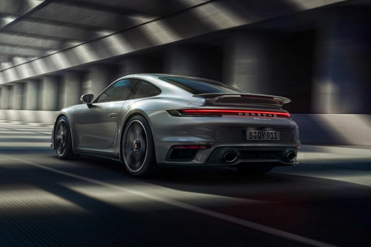 Vòng ra phía sau, chúng ta sẽ thấy Porsche 911 Turbo S 2021 được trang bị thanh ba-bô-lê khí động lực học và bộ vành hợp kim 5 chấu sơn phối 2 màu thể thao. Ngoài ra, xe còn có khe gió màu đen ở trước chắn bùn sau, nóc màu tương phản và dòng chữ "911 Turbo S" trên cửa như dấu hiệu nhận biết.