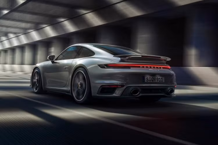 Vòng ra phía sau, chúng ta sẽ thấy Porsche 911 Turbo S 2021 được trang bị thanh ba-bô-lê khí động lực học và bộ vành hợp kim 5 chấu sơn phối 2 màu thể thao. Ngoài ra, xe còn có khe gió màu đen ở trước chắn bùn sau, nóc màu tương phản và dòng chữ "911 Turbo S" trên cửa như dấu hiệu nhận biết.