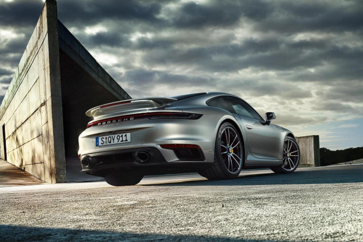 Với việc gia tăng sức mạnh động cơ và kết hợp hệ dẫn động 2 cầu cùng hộp số tự động 8 cấp, nhờ đó, xe thể thao Porsche 911 Turbo S 2021 có thể hoàn thành đua nước rút từ vị trí xuất phát lên 100 km/h chỉ trong thời gian 2,7 giây nếu có gói SportChrono. Tốc độ tối đa của xe là 330 km/h.