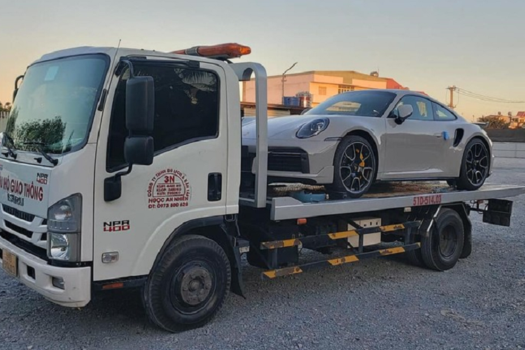 Mới đây, những hình ảnh về chiếc xe thể thao Porsche 911 phiên bản Turbo S đời 992 đầu tiên cập bến tại Việt Nam đã được đăng tải trên mạng xã hội. Như vậy, sau khi đã chơi các dòng xe 911 GT2 RS, 911 GT3 RS, giới nhà giàu Việt đã tậu ngay chiếc xe Porsche 911 Turbo S 2021. Chiếc Porsche 911 Turbo S đời 992 này được nhập khẩu về nước theo diện chính hãng và chưa rõ đã có chủ nhân hay chưa. Với dòng xe đắt tiền như vậy, nhiều khả năng Porsche Việt Nam chỉ mang xe về khi có nhu cầu của khách hàng.