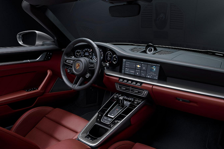 Porsche 911 Turbo S đời 992 đầu tiên về Việt Nam được trang bị khối động cơ 6 xy-lanh, dung tích 3.8 lít, tăng áp kép, sản sinh công suất tối đa 640 mã lực, tăng 60 mã lực so với phiên bản tiền nhiệm và mô-men xoắn cực đại 800 Nm, tăng thêm 50 Nm.