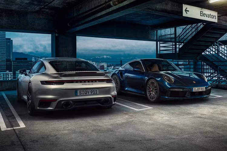 Hình ảnh chụp lại cho thấy, chiếc siêu xe Porsche 911 Turbo S đời 992 đầu tiên về nước nhiều khá năng sẽ mang màu trắng đục. Hiện gần như toàn bộ số lượng xe Porsche 911 Turbo S tại dải đất hình chữ S đã được ông Đặng Lê Nguyên Vũ thu gom mua nên giới mê xe đang tò mò không biết rằng Chủ tịch Trung Nguyên có phải là chủ nhân của chiếc xe Porsche 911 Turbo S đời 992 này hay không.