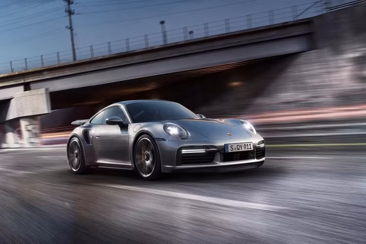 Hiện tại, Porsche Việt Nam đưa ra mức giá xe Porsche 911 Turbo S đời 992 bản Coupe là 15,33 tỷ đồng chưa bao gồm các tuỳ chọn khác theo xe mà chủ nhân chọn. Porsche 911 Turbo S 2021 sở hữu thiết kế nâng cấp so với phiên bản cũ. Phiên bản hiệu suất cao và thể thao hơn của Porsche 911 được bổ sung cản trước cải tiến, tích hợp đèn xi-nhan LED mới.