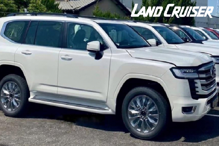 Thậm chí có phanh tay điện tử để thay cho phanh cơ hiện tại, mặc dù trang bị này không phải fan Land Cruiser nào cũng ưa thích. Ngoài ra, xe còn có thêm các công nghệ như màn hình HUD, hệ thống chống ồn chủ động, cảnh báo điểm mù,…