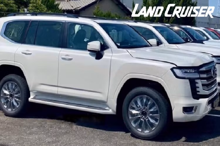 Thậm chí có phanh tay điện tử để thay cho phanh cơ hiện tại, mặc dù trang bị này không phải fan Land Cruiser nào cũng ưa thích. Ngoài ra, xe còn có thêm các công nghệ như màn hình HUD, hệ thống chống ồn chủ động, cảnh báo điểm mù,…