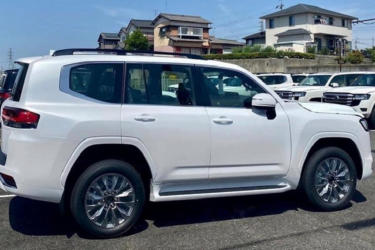 Đổi mới thiết kế, sử dụng động cơ và hộp số hoàn toàn mới, nâng cấp thêm nhiều công nghệ tiện nghi và hỗ trợ lái là những điểm hấp dẫn thu hút nhiều “đại gia” Việt đam mê Toyota Land Cruiser 2022 mới sắp ra mắt.