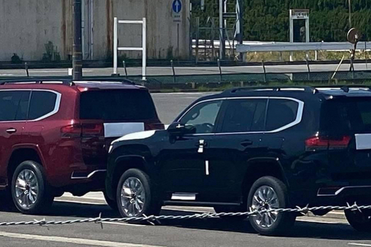 Ngoài động cơ V6 3.5L tăng áp kép mới, Land Cruiser sẽ sử dụng hộp số tự động 10 cấp cho phép xe vận hành mượt mà hơn. Bên cạnh đó, xe còn được trang bị nhiều món “đồ chơi” như: Kính cách âm 2 lớp, màn đa thông tin 7 inch, màn trung tâm 12.3 inch với 14 loa JBL. 