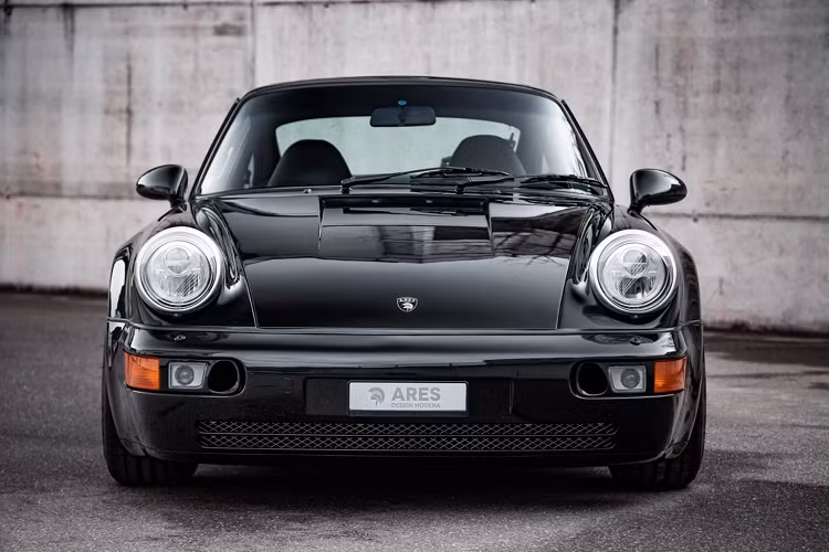 Bản độ Porsche 964 Turbo được cải thiện đáng kể về độ an toàn khi được trang bị ABS và hệ thống lái trợ lực. Tuy nhiên, động cơ của các biến thể đầu tiên đã hơi lỗi thời. Trên những phiên bản sau, xe được trang bị động cơ Turbo 3.6 có khả năng sản sinh công suất lên tới 360 mã lực và trở thành chiếc xe mơ ước của nhiều người chơi xe cho tới tận thời điểm hiện tại.