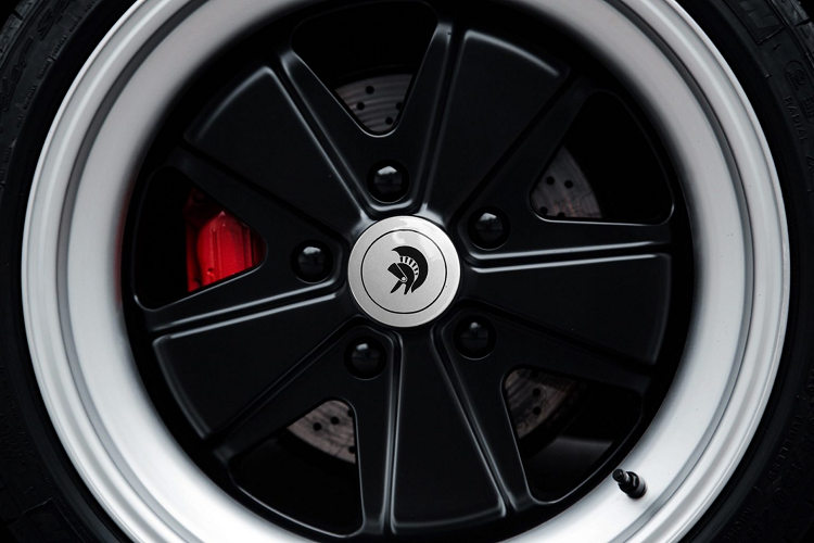 Chính vì vậy, thương hiệu độ xe nổi tiếng từ Ý Ares Design vừa qua đã lựa chọn mẫu xe này để làm cơ sở cho bản độ mới nhất của mình. Chiếc Porsche 964 Turbo này đã được Ares Design tân trang, sửa đổi với ngoại thất hầm hố cùng khoang nội thất với những chi tiết cá nhân hóa, từ đó biến chiếc 964 Turbo này trở thành độc nhất vô nhị.