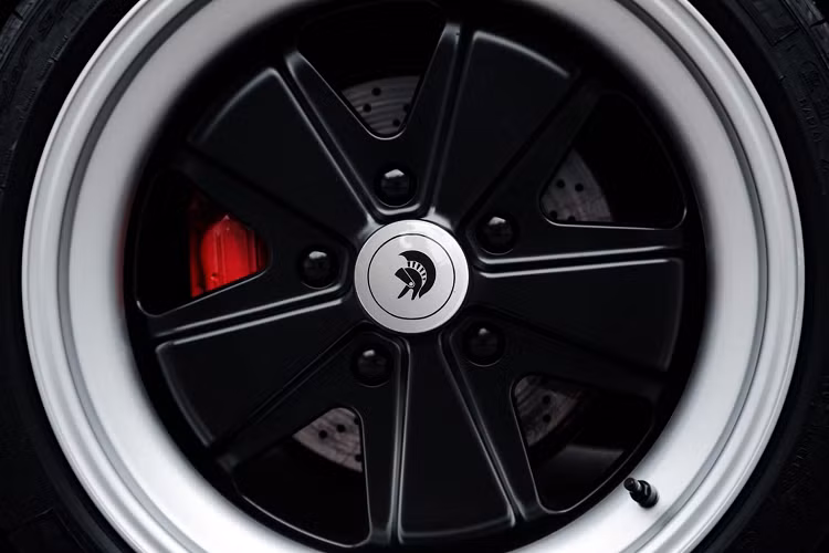 Chính vì vậy, thương hiệu độ xe nổi tiếng từ Ý Ares Design vừa qua đã lựa chọn mẫu xe này để làm cơ sở cho bản độ mới nhất của mình. Chiếc Porsche 964 Turbo này đã được Ares Design tân trang, sửa đổi với ngoại thất hầm hố cùng khoang nội thất với những chi tiết cá nhân hóa, từ đó biến chiếc 964 Turbo này trở thành độc nhất vô nhị.